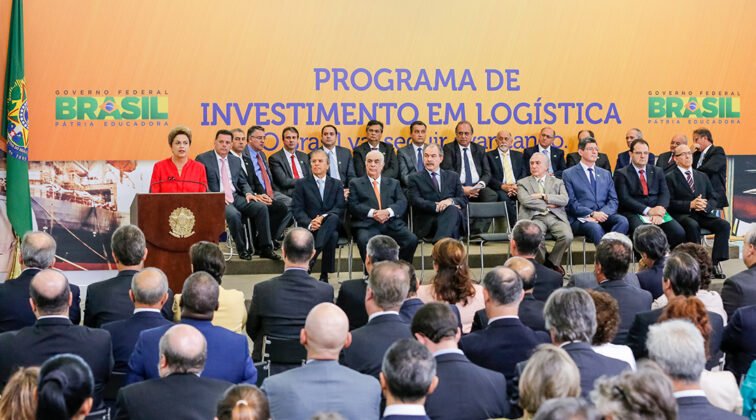 Presidenta Dilma durante an&uacute;ncio da nova etapa do PIL