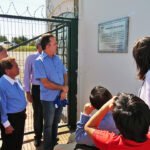 Vander observa a placa da inauguração da obra que ajudou a viabilizar