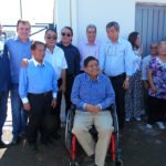 Vander posa para foto ao lado de autoridades da associação e políticos presentes ao ato