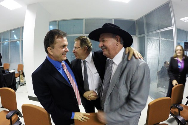 Vander, Edson Giroto (do Minist&eacute;rio dos Transporte) e o prefeito Mario Kruger (Foto: Jo&atilde;o Cirilo)