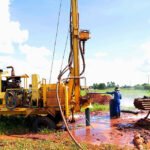 Máquina perfuratriz em ação para construção de poço artesiano