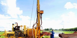 Máquina perfuratriz em ação para construção de poço artesiano