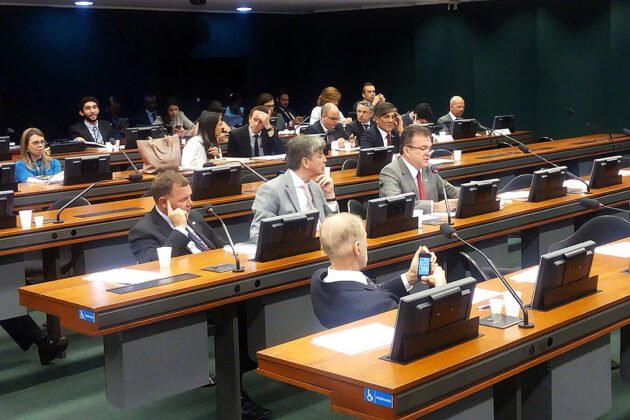 Deputado Vander apresenta seu relat&oacute;rio e parecer sobre PL 5/2011 na CME