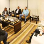 Vander, Zeca e Reinaldo reunidos com os prefeitos Erney, Humberto e Heitor (Foto: Chico Ribeiro)