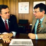 Deputado em reunião com o diretor de Relações Institucionais, Geraldo Magella