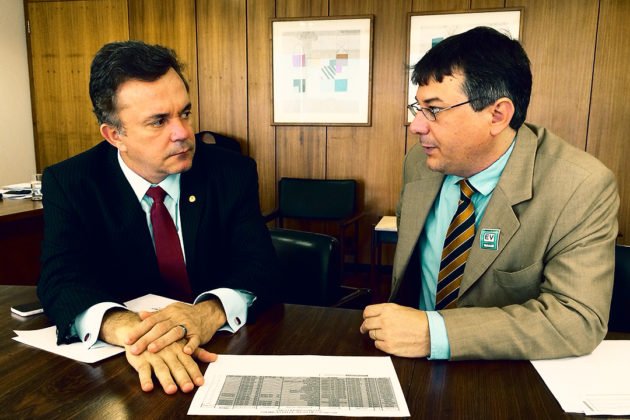 Deputado em reuni&atilde;o com o diretor de Rela&ccedil;&otilde;es Institucionais, Geraldo Magella