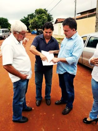 Vander e Idevaldo, em visita &agrave; Vila Viana em novembro de 2013