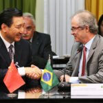 Chairman da CTG e ministro assinam contrato de concessão (Foto: Francisco Stuckert/MME)