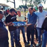 Vander e Sergio exibem imagem do projeto de revitalização do estádio