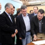 Assinatura do contrato para obras em Jardim