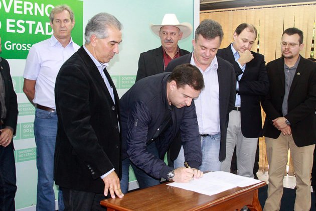 Assinatura do contrato para obras em Ponta Por&atilde;