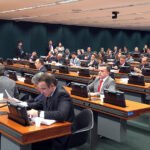 Deputado Vander Loubet, participando de sessão da CMO