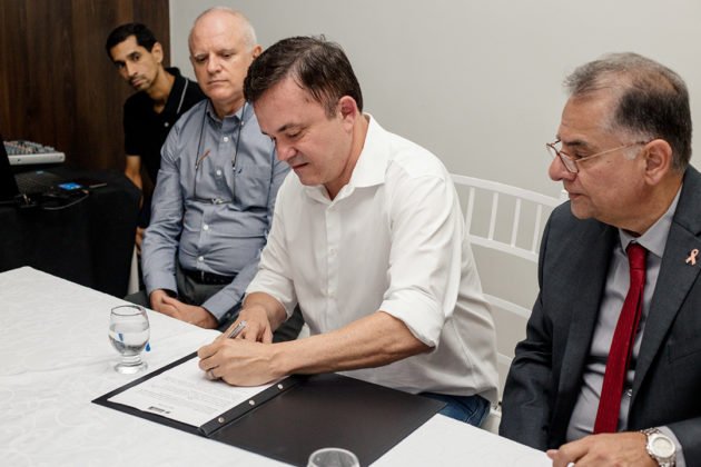 Assinaram o conv&ecirc;nio Vander, Tavares e Tiguman (Foto: Marcos Pires)
