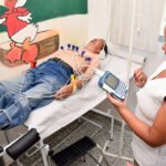Os cinco CRS estão recebendo equipamentos como desfibriladores, camas hospitalares, monitores multiparamétricos, eletrocardiógrafos e ventiladores pulmonares