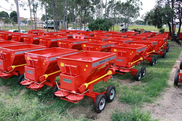 Tratores e implementos v&atilde;o apoiar a produ&ccedil;&atilde;o da agricultura familiar nos assentamentos, pequenas propriedades, quilombolas e aldeias ind&iacute;genas