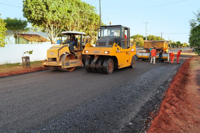 Pavimentação asfáltica e drenagem de águas pluviais valorizam os bairros e garantem melhor qualidade de vida Pavimentação asfáltica e drenagem de águas pluviais valorizam os bairros e garantem melhor qualidade de vida