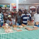 Representantes de Furnas do Dionísio participando da feira da agricultura familiar no Bosque dos Ipês