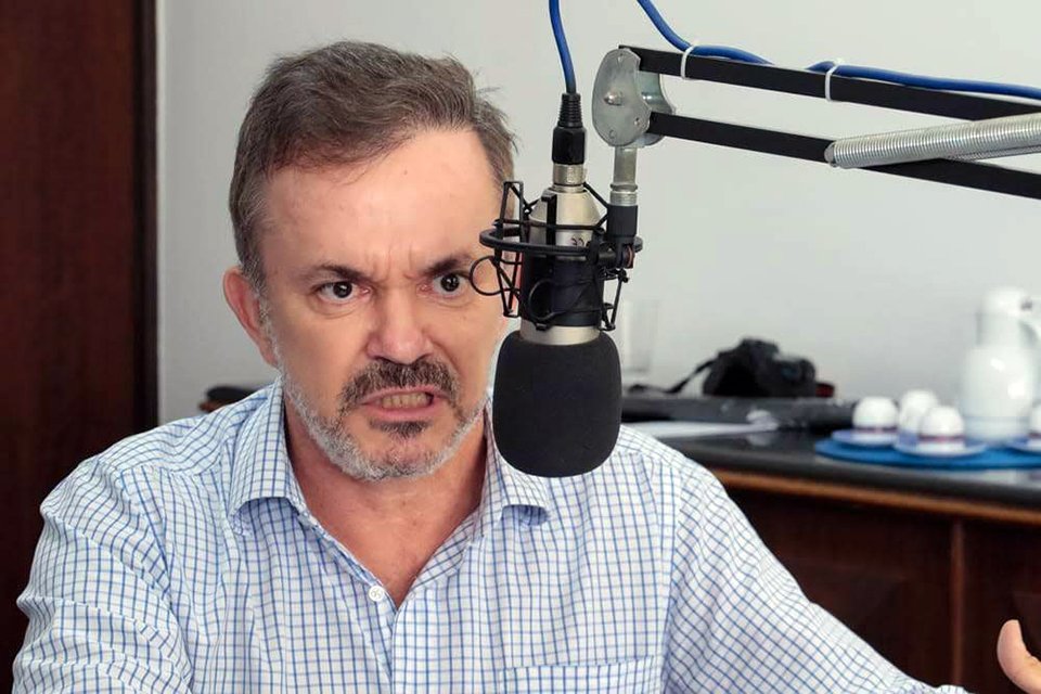Deputado Vander Loubet em entrevista para rádio