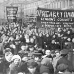 Operárias saem às ruas na Rússia em 1917 para se manifestar contra a fome e a Primeira Guerra Mundial