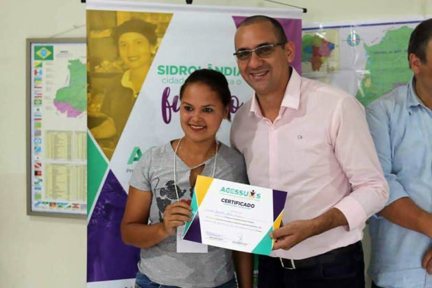 Assessor Eduardo tamb&eacute;m repeesentou Vander em entrega de certificados de curso de capacita&ccedil;&atilde;o