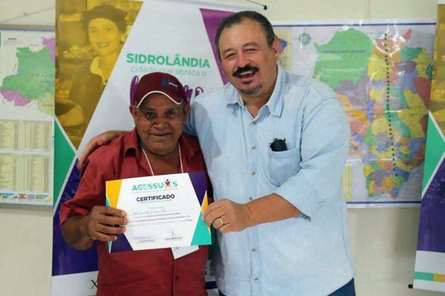 Assessor Eduardo tamb&eacute;m repeesentou Vander em entrega de certificados de curso de capacita&ccedil;&atilde;o