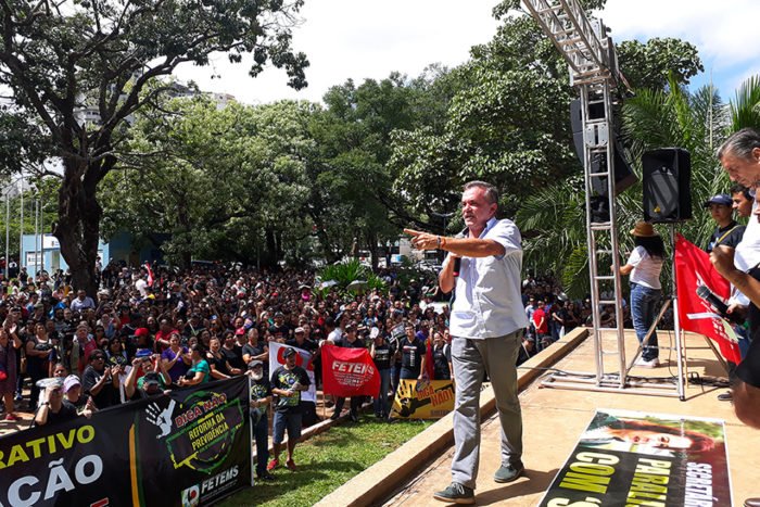 Vander discursa em ato contra a Reforma da Previdência, no Centro de Campo Grande