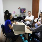 Deputado esteve na sede do Movimento Mãe Águia para conhecer o projeto e colocar seu mandato à disposição
