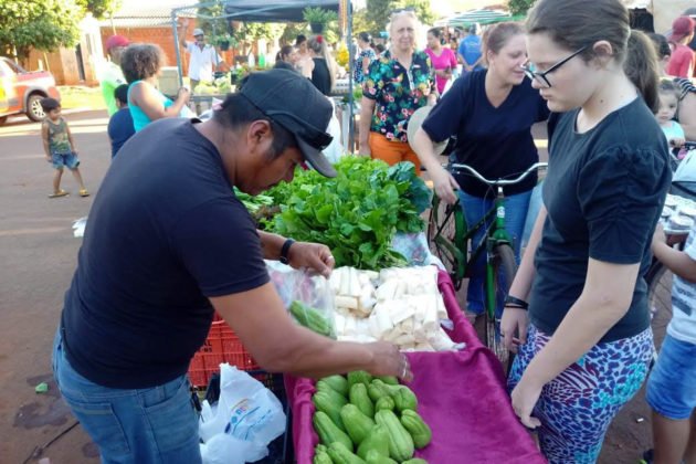 Ind&iacute;genas da Aldeia 10 de Maio come&ccedil;aram a comercializar sua produ&ccedil;&atilde;o em feira da cidade