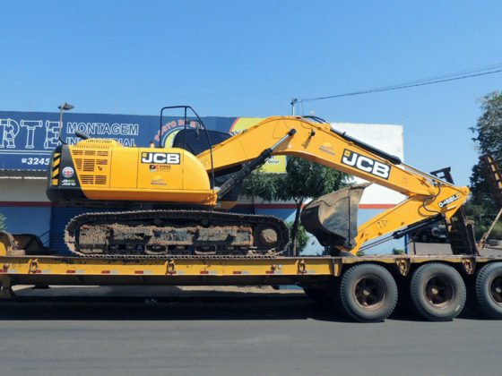 Escavadeira hidr&aacute;ulica viabilizada por Vander j&aacute; chegou em Anast&aacute;cio