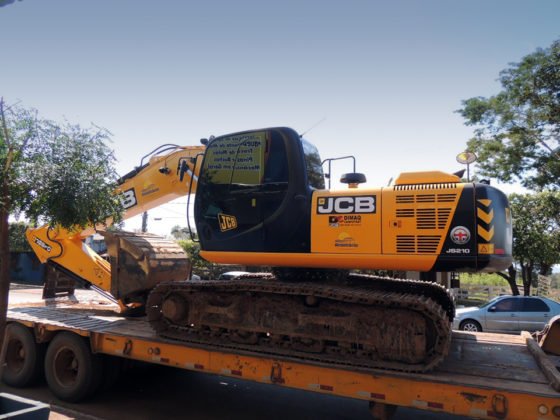 Escavadeira hidr&aacute;ulica viabilizada por Vander j&aacute; chegou em Anast&aacute;cio