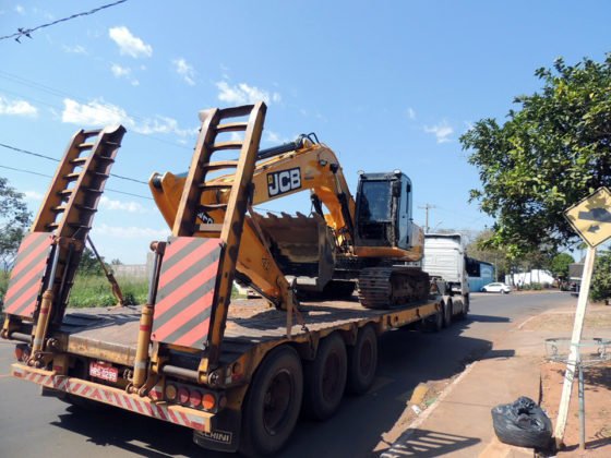 Escavadeira hidr&aacute;ulica viabilizada por Vander j&aacute; chegou em Anast&aacute;cio