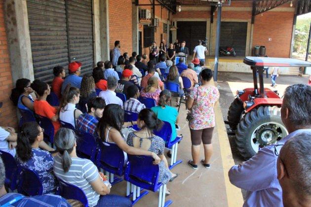 Entrega de trator por Vander reuniu professores, t&eacute;cnicos e acad&ecirc;micos da UFMS e dirigentes de movimentos sociais