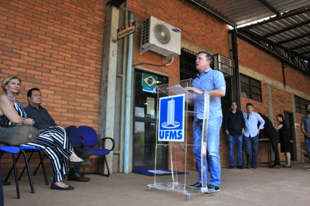 Entrega de trator por Vander reuniu professores, t&eacute;cnicos e acad&ecirc;micos da UFMS e dirigentes de movimentos sociais