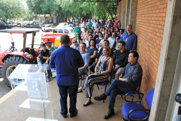 Entrega de trator por Vander reuniu professores, t&eacute;cnicos e acad&ecirc;micos da UFMS e dirigentes de movimentos sociais