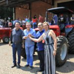 Entrega de trator por Vander reuniu professores, técnicos e acadêmicos da UFMS e dirigentes de movimentos sociais