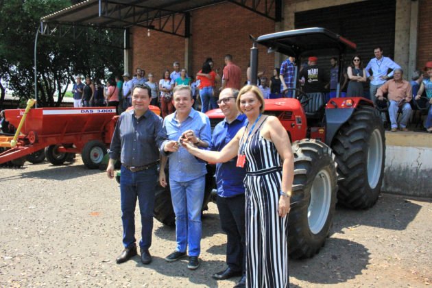 Entrega de trator por Vander reuniu professores, t&eacute;cnicos e acad&ecirc;micos da UFMS e dirigentes de movimentos sociais