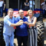 Entrega de trator por Vander reuniu professores, técnicos e acadêmicos da UFMS e dirigentes de movimentos sociais