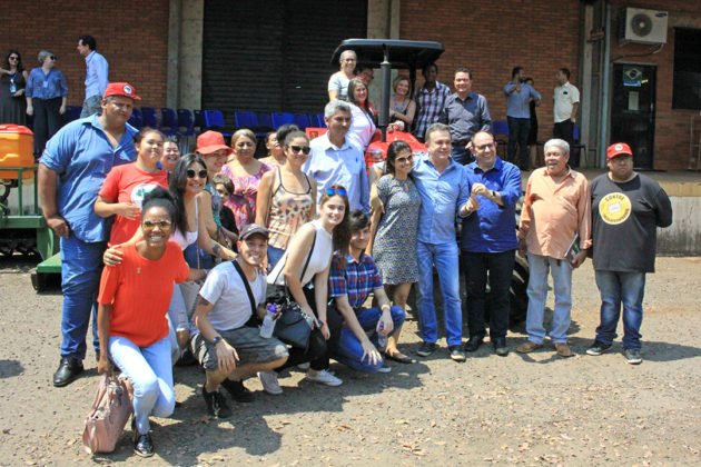 Entrega de trator por Vander reuniu professores, t&eacute;cnicos e acad&ecirc;micos da UFMS e dirigentes de movimentos sociais