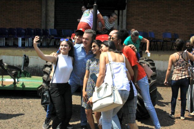 Entrega de trator por Vander reuniu professores, t&eacute;cnicos e acad&ecirc;micos da UFMS e dirigentes de movimentos sociais