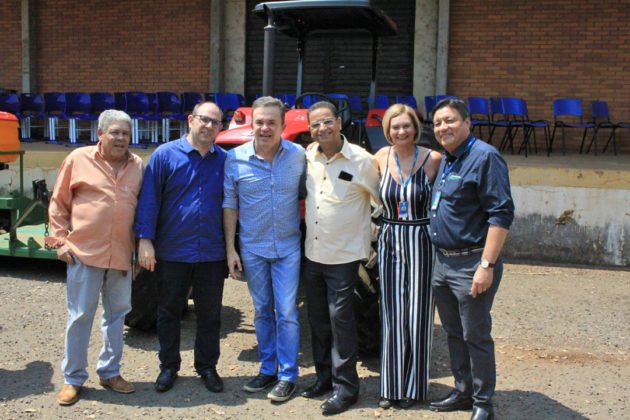 Entrega de trator por Vander reuniu professores, t&eacute;cnicos e acad&ecirc;micos da UFMS e dirigentes de movimentos sociais