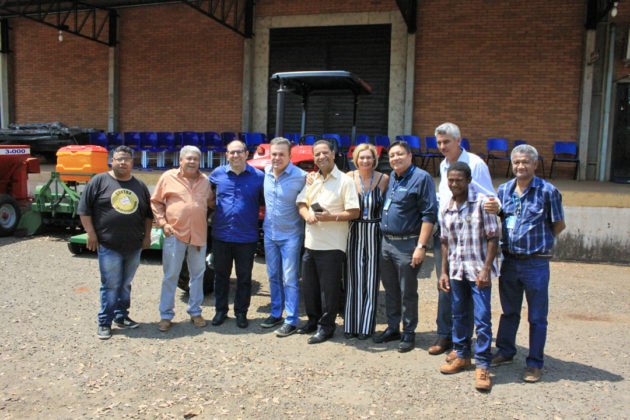 Entrega de trator por Vander reuniu professores, t&eacute;cnicos e acad&ecirc;micos da UFMS e dirigentes de movimentos sociais