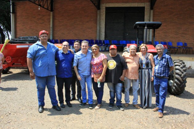 Entrega de trator por Vander reuniu professores, t&eacute;cnicos e acad&ecirc;micos da UFMS e dirigentes de movimentos sociais
