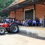 Entrega de trator por Vander reuniu professores, técnicos e acadêmicos da UFMS e dirigentes de movimentos sociais