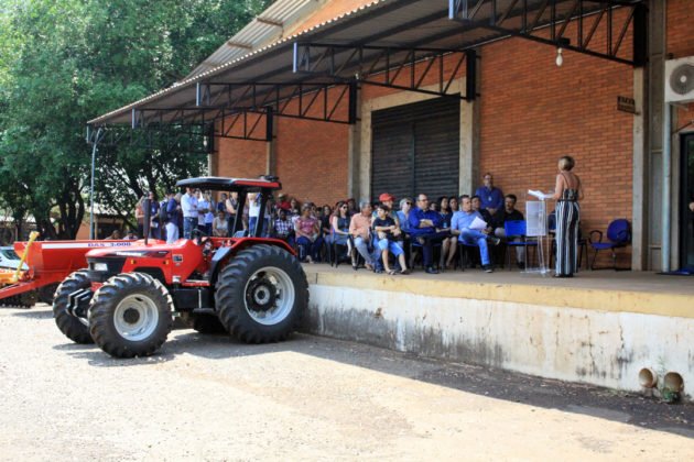 Entrega de trator por Vander reuniu professores, t&eacute;cnicos e acad&ecirc;micos da UFMS e dirigentes de movimentos sociais