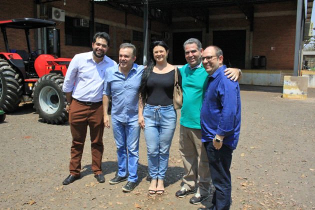 Entrega de trator por Vander reuniu professores, t&eacute;cnicos e acad&ecirc;micos da UFMS e dirigentes de movimentos sociais