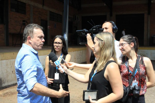 Entrega de trator por Vander reuniu professores, t&eacute;cnicos e acad&ecirc;micos da UFMS e dirigentes de movimentos sociais