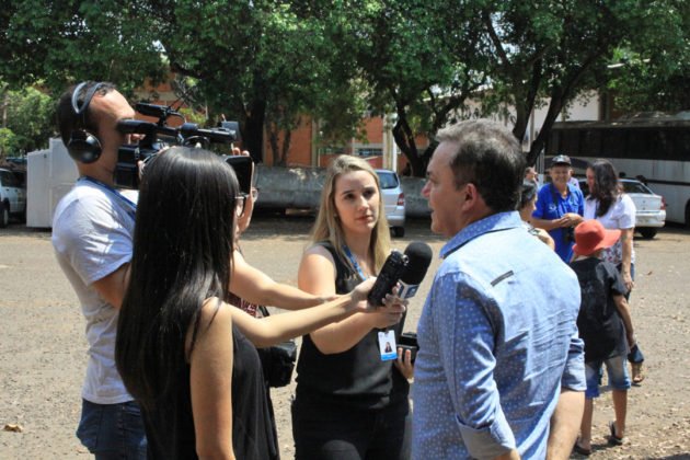 Entrega de trator por Vander reuniu professores, t&eacute;cnicos e acad&ecirc;micos da UFMS e dirigentes de movimentos sociais