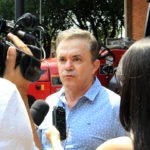 Entrega de trator por Vander reuniu professores, técnicos e acadêmicos da UFMS e dirigentes de movimentos sociais