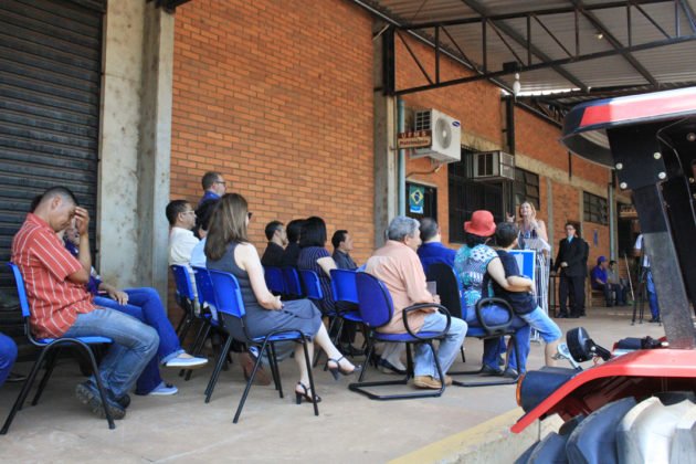 Entrega de trator por Vander reuniu professores, t&eacute;cnicos e acad&ecirc;micos da UFMS e dirigentes de movimentos sociais