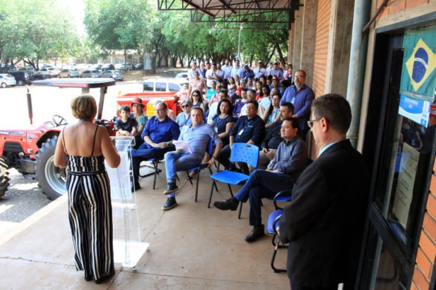 Entrega de trator por Vander reuniu professores, t&eacute;cnicos e acad&ecirc;micos da UFMS e dirigentes de movimentos sociais